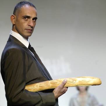 Jean-Paul Gaultier uso la baguette en uno de sus desfiles en París. FOTO Archivo Reuters