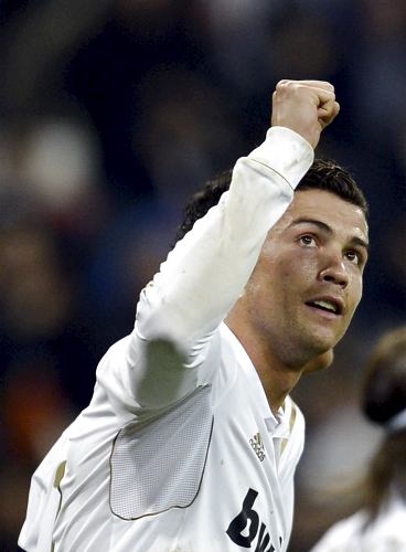 Reuters - Cristiano anot&#243; de a un gol en cada tiempo y lleg&#243; a 49 goles en la temporada.