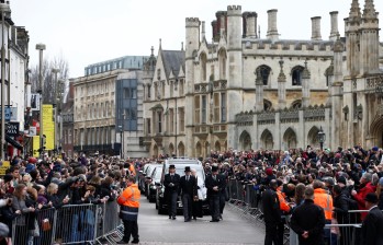 En la iglesia Great St. Marys, de Cambridge, Gran Bretaña, se realizaron las honras fúnebres del científico Stephen Hawking. Foto Reuters.