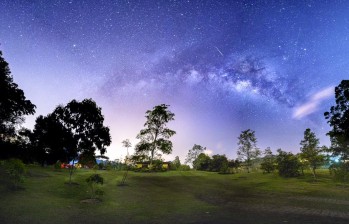 La composición de 21 fotos con 30 segundos de exposición cada una muestra a la vía láctea con técnica de panorama, un meteoro de Las Perseidas y el rastro largo de un satélite capturada en 2016 desde La Ceja, Antioquia. FOTO Juan Fernando Ramírez Mejía (Facebook)
