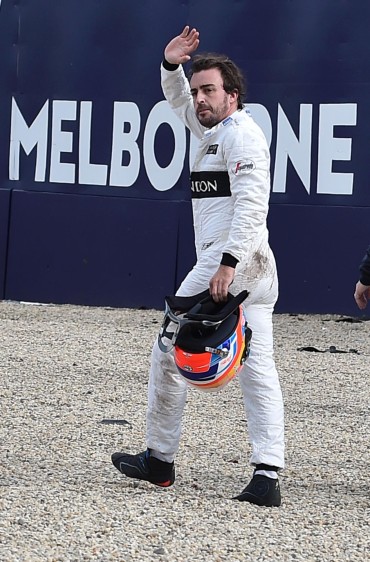 El coche quedó destrozado, pero, por fortuna, Alonso, ganador de 32 Grandes Premios y autor de 22 ‘poles’, salió ileso del percance. FOTO AFP