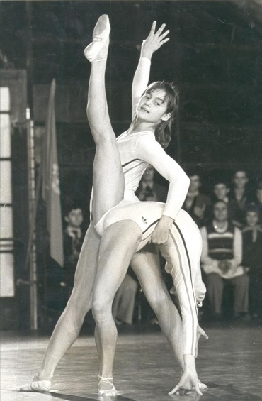 Imagen de Archivo. Nadia Comaneci, en sus momentos estelares como gimnasta. Comenzó a entrenar a los 6 años de edad y se retiró a los 22. FOTO EL COLOMBIANO