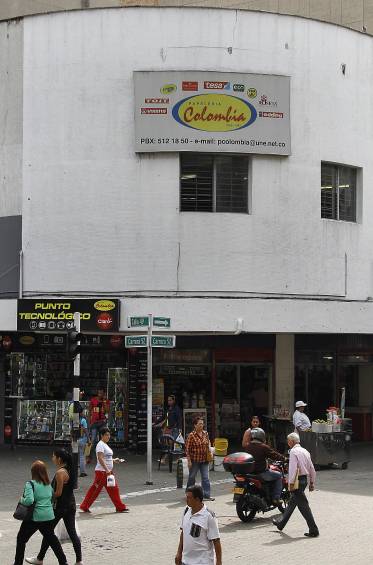 La Papelería Colombia, durante sus 70 años de existencia, ha logrado respetar el espíritu de calidad y buenos precios que la identifican. Está ubicada en la esquina de Carabobo con Ayacucho.