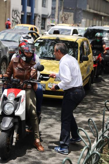Las calles han sido la oficina del candidato Restrepo. FOTO: Cortesía