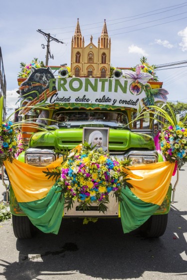 Cada chiva representó un municipio de Antioquia y tenía decoración llamativa. FOTO EDWIN BUSTAMANTE. 