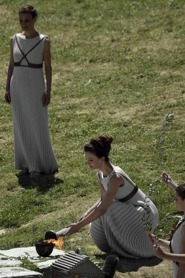 La actriz Katerina Lehou actuando como la suma sacerdotisa enciende la antorcha olímpica en la antigua Olimpia, el santuario donde los Juegos Olímpicos nacieron en el año 776 antes de Cristo. FOTO AFP