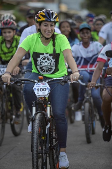 La dos veces campeona olímpica recorrió las calles de Apartadó en compañía de los participantes del ciclopaseo. FOTO José Luis Arango Vásquez