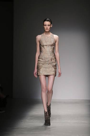 En esta foto de archivo del 10 de marzo de 2015, una modelo luce una creación de Iris van Herpen ready to wear otoño-invierno 2015-2016, durante la semana de la moda de París. El ministro de Salud de Francia dijo que apoya los planes para penalizar el uso de la publicidad con modelos anoréxicas en Francia. FOTO AP