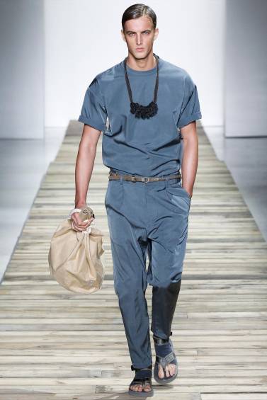 Uno de los estilos de sandalias que presentó Robert Geller en la Semana de la Moda en Nueva York. FOTOs sstock e Internet