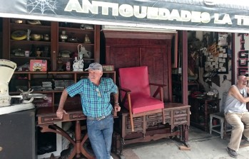 Arriba La Telaraña, con su propietario Norberto Calle, pionero en este tipo de negocios en Envigado. Abajo El Tigre, que también vende piezas de arte y que abre todos los días. FOTOS MARGGIE RIAZA