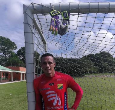 Brecas y su último contacto con el arco, este jueves en el entreno. Cierra su campaña futbolística con la camiseta del Huila. FOTO TOMADA DE SU TWITTER
