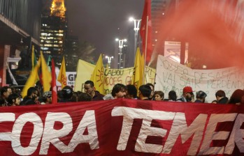 Las marchas en las calles de las principales ciudades de Brasil no se hicieron esperar después de las revelaciones sobre Temer. Militantes de izquierda y derecha piden su renuncia. FOTO Reuters