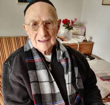 Israel Kristal, el hombre más viejo del mundo, en su residencia en la ciudad de Haifa. FOTO: AFP