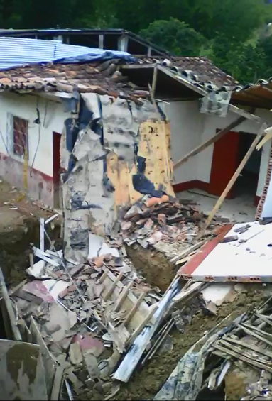 Dos casas en Santo Domingo colapsaron por obras de alcantarillado. Foto: Cortesía Diana Cristina Quinchia