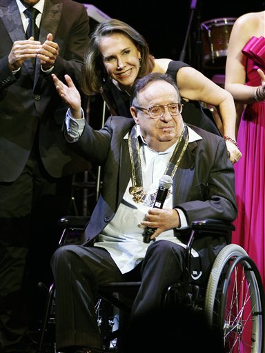 El talentoso y prolífico cómico recibió el apodo de Chespirito de un director de cine, quien tomó el diminutivo de la pronunciación en español de Shakespeare y lo bautizó así por su abundante producción como libretista y su baja estatura.