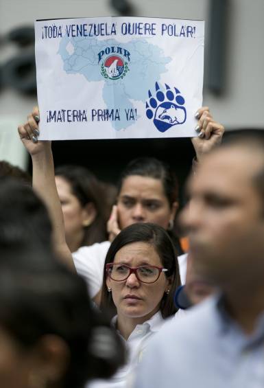 Trabajadores de la empresa Polar protestan frente a la sede de la empresa en Caracas, Venezuela. FOTO AP