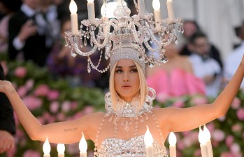 Katy Perry vestida de candelabro para la gala Met 2019. Foto: AFP 