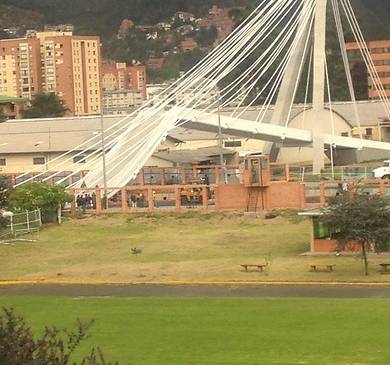 Las pruebas de cargas dinámicas del puente se hicieron con casi un centenar de soldados. FOTO COLPRENSA