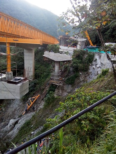Los bomberos de Cundinamarca reportaron la caída de una torre que hacía parte de la construcción del puente La Pala, en la vía Bogotá-Villavicencio. FOTO: COLPRENSA.