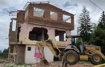 Según la Alcaldía de Rionegro, la Policía Judicial determinó que en esta casa de la vereda Abreo, sector Altos de la Y, vendían vicio. Por eso procedió a derribarla desde este jueves a las 10:00 a.m. Foto: Cortesía