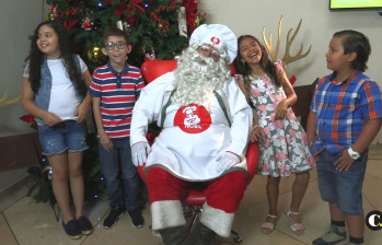 Cuatro niños corcharon a Papá Noel