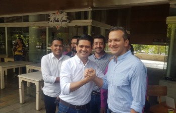 En un establecimiento de Plaza Mayor el 23 de julio de este año, Rodolfo Correa y Alfredo Ramos estrecharon sus manos y anunciaron una alianza que todavía no es clara. FOTO juan camilo montoya e.