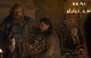 Imagen de la escena donde aparece el supuesto vaso de Starbucks