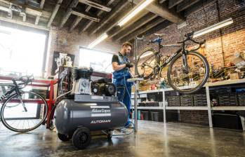 El aire comprimido es una fuente de energía fundamental para diferentes sectores, entre ellos el de las bicicletas. La tecnología hace que estos equipos sean amigables con el medio ambiente. FOTO cortesía