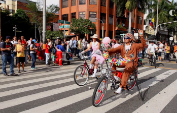 Disfraces, flores, color y fiesta en el desfile de bicicletas