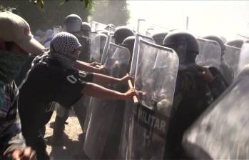 Fuertes enfrentamientos entre militares y padres de estudiantes mexicanos desaparecidos