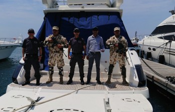 Autoridades en Santa Marta tomaron posesión del yate. CRÉDITO: FISCALÍA