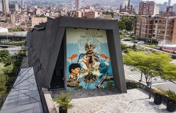 Seis artistas fueron los encargados de plasmar este mural en la fachada del Museo Casa de la Memoria. FOTO CORTESÍA