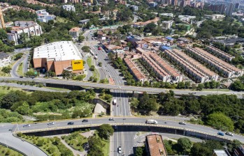 La Avenida 80 es el eje longitudinal más importante del occidente de Medellín. En la foto, la intersección con el intercambio de la quebrada La Iguaná. FOTO ESTEBAN VANEGAS