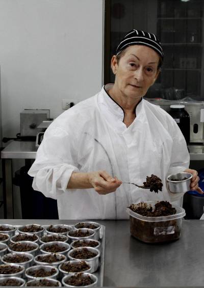 Tortas negras enlatadas que llegaron en barco