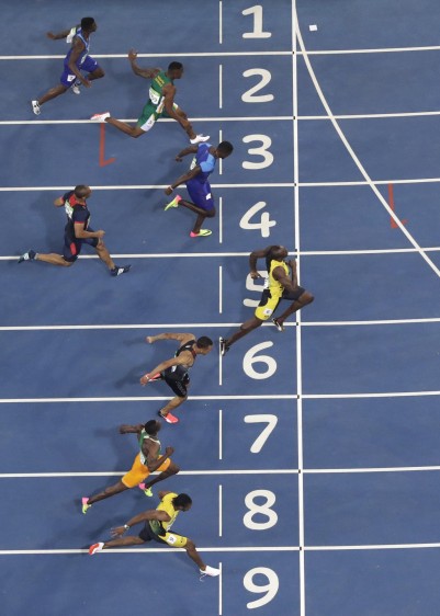 Un cuerpo de ventaja: así de diciente es la imagen, en el carril seis. Contundente Usain Bolt para avasallar a sus rivales como Gatlin (carril 4) y De Grasse (7). FOTO ap 