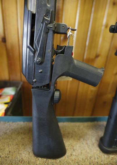 Un fusil como estos (AK-47) fue encontrado dentro del estuche de la guitarra de Joshua O’Connor. FOTO 