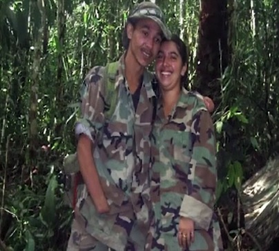 Inteligencia militar obtuvo esta foto, en la que “Deisy” y “Mocho Tierra” posaron en un campamento del Eln. FOTO: CORTESÍA DEL EJÉRCITO.