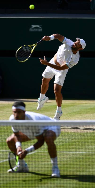 Cabal golpea sobre Robert Farah durante el partido. FOTO: AFP
