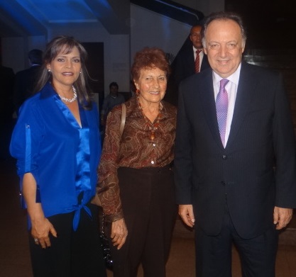 Marta H. Vega y Efraín Forero junto a Inés Cano, familiar del artista.