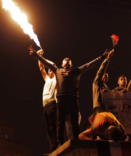Reuters - Los egipcios ondearon banderas, arrojaron fuegos artificiales y tocaron tambores para celebrar este nuevo capítulo en la historia moderna de su país.