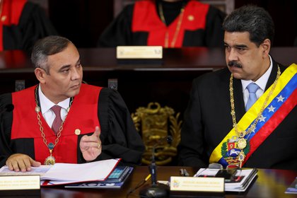Mikel Moreno, presidente del alto tribunal, acompañado por Nicolás Maduro. FOTO: EFE