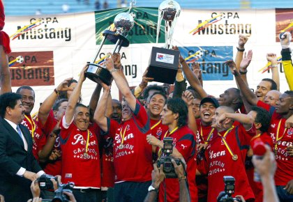 En 2004 se jugó la única final paisa en la historia reciente del fútbol colombiano. Medellín y Nacional definieron el campeón del torneo Apertura el 24 y el 27 de junio de 2004. El DIM consiguió el título en el partido de ida al ganar 2-1, y empatar 0-0 en el duelo definitivo. FOTO Archivo 
