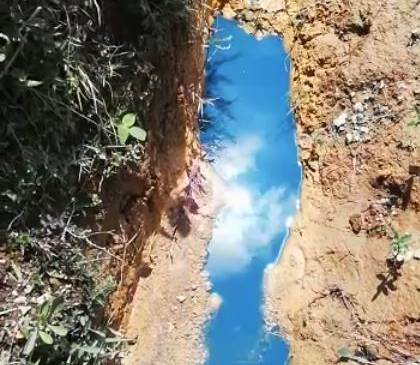 El líquido azul provenía de los baños portátiles de la minera. FOTO CORTESÍA