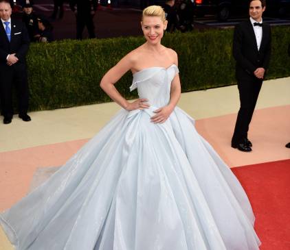 El vestido a simple vista se vio como un vestido muy de princesa de cuento de hadas. FOTO AFP