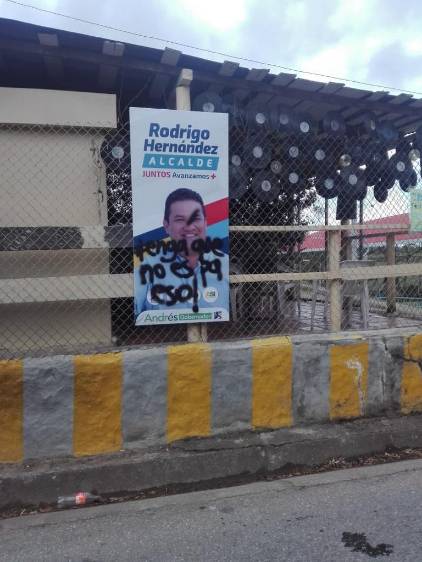Rodrigo Hernández Alzate denuncia vandalismo en sus vallas dispuestas en el norte de Rionegro. FOTO: Cortesía.