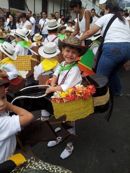 El evento principal de la Feria de las Flores en San Cristóbal es el Desfile de arrieritos, este miércoles. Los niños desfilan por el pueblo. FOTO cortesía corregimiento de san cristóbal