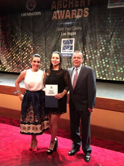 Por primera vez los padres de Sara la acompañaron a una Copa Mundo bajo techo, y se llevaron una sorpresa mayor con el premio. FOTOS cortesía world archery
