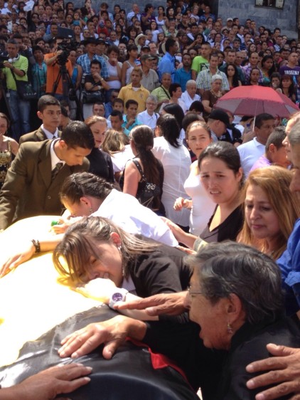 En el parque principal de Amagá se realizó una ceremonia a la que asistieron cientos de personas. FOTO Julio César Herrera 