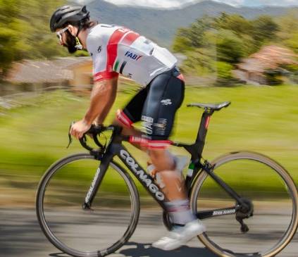 Fernando Gaviria ya entrena en carreteras de Antioquia. Foto tomada de Instagram