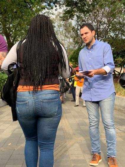 El candidato ha recorrido los barrios de la ciudad hablando con los medellinenses. FOTO Cortesía campaña